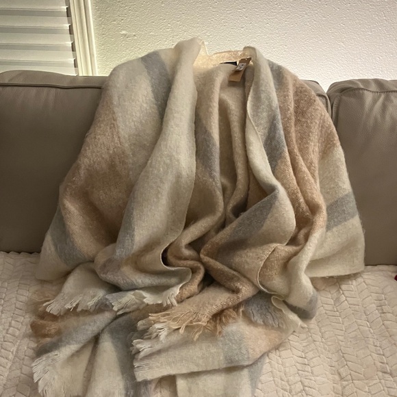 Steve Madden Jackets & Blazers - NWT Steve Madden Cream and Tan Cape